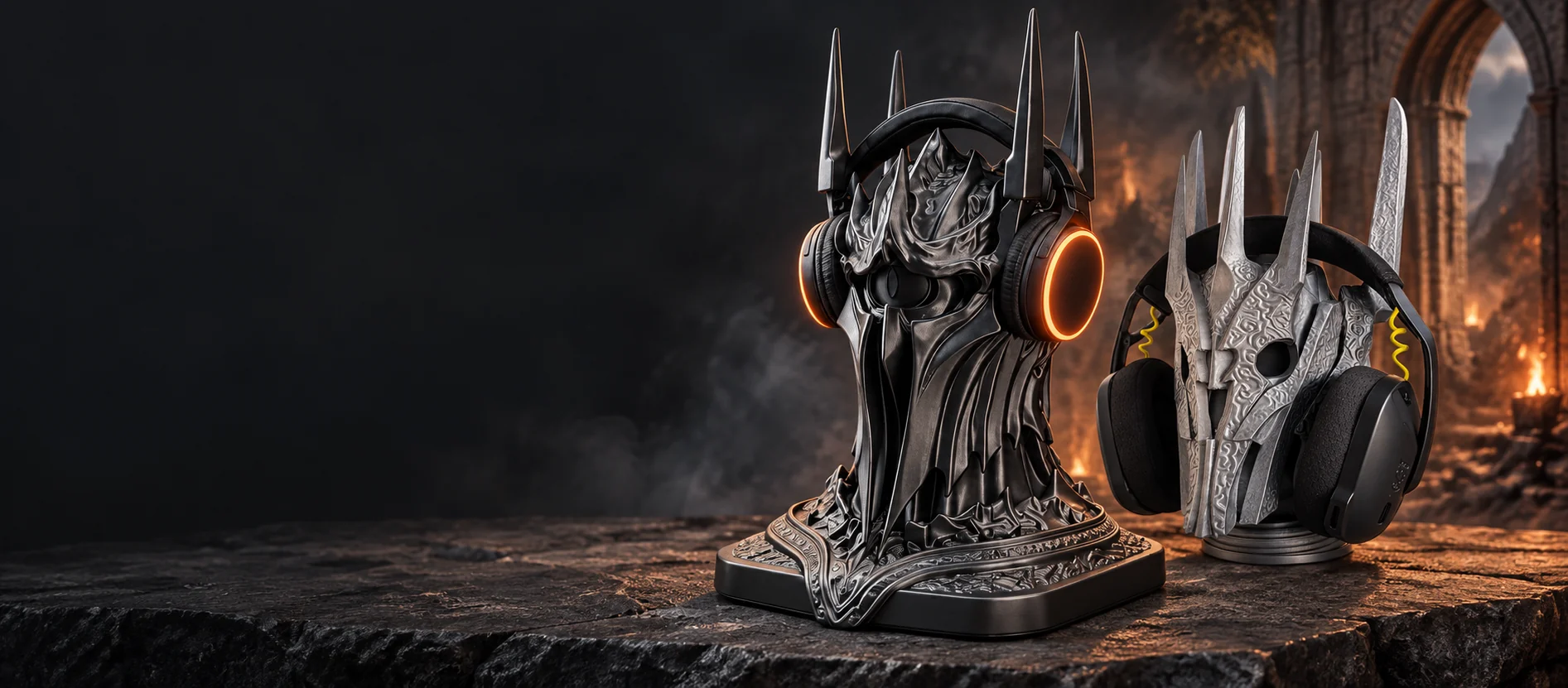Büyük Dark Lord ve gümüş Sauron kulaklık stantları, karanlık taş dokulu Orta Dünya sahnesinde birlikte.