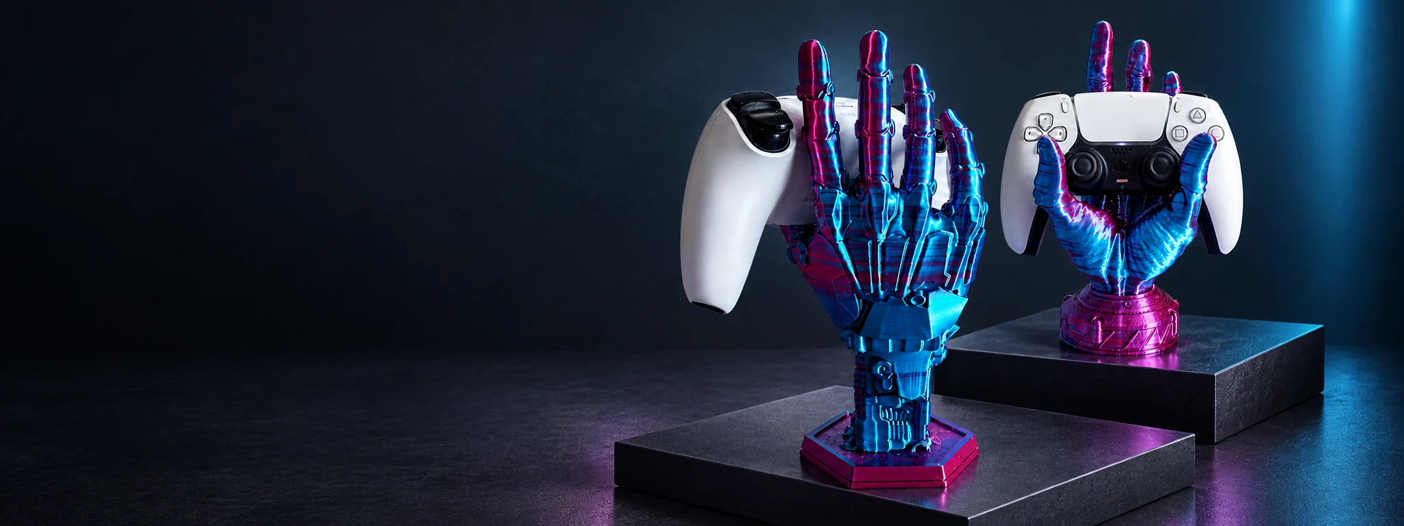 Metalik mavi ve fuşya robotik ve heykelsi el gamepad stantları, grafit stüdyo sahnesinde.