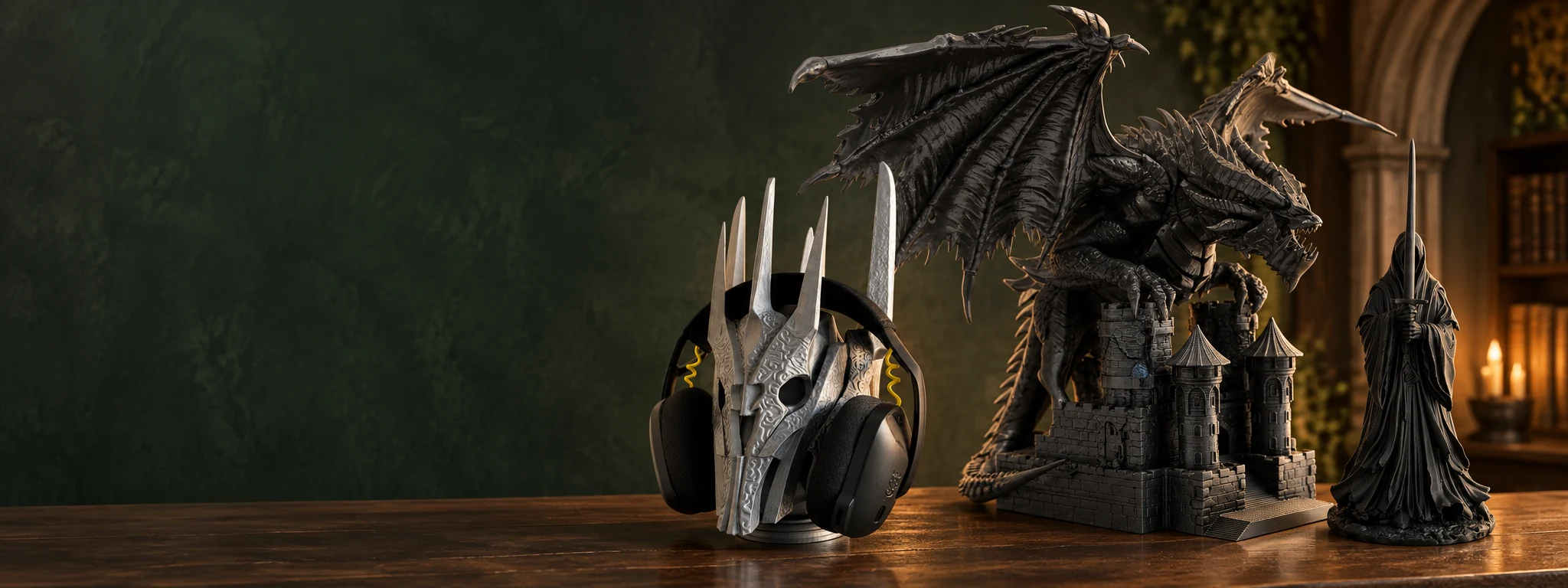 Sauron kulaklık standı, Deathwing ejderha figürü ve Nazgul figürü, koyu yeşil bir koleksiyon köşesinde.